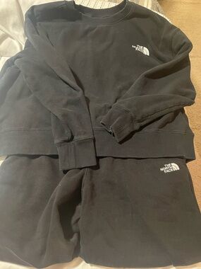 The North Face Women's Black Sweatshirt and pants set. Great condition.